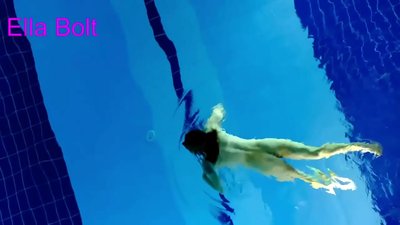 ELLA BOLT kurort hovuzida yalang'och holda suzayotgan sarg'ish sochli yigitni tomosha qilishni to'xtata olmayman